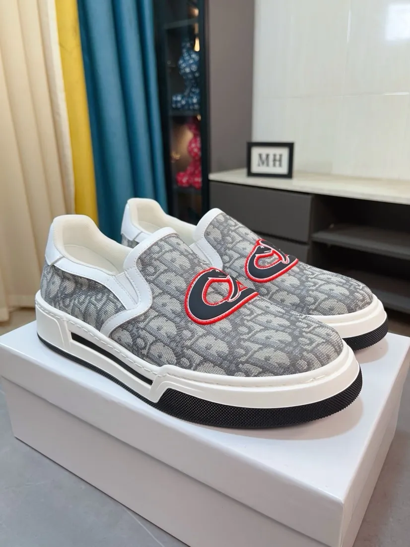 Men's men's shoes💰400🌸🌸[Dior] 25ss new product B01 moral training shoes. The toe dimension design of the couple's style is a bit wider. The upper foot comfort is perfect. The thread is beautiful. Perfectly suitable for pants styles. Decorated with various classic details. It is an ideal choice for daily styling. Can be matched with various casual items to create exquisite looks. Fabric: top layer cowhide/lining sheepskin TPU original outsole Code number: 38-44, 45 customized
